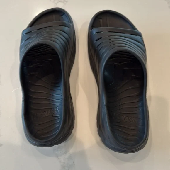 Excellent condition- Hoka Recovery Slide. Size M11 - Picture 2 of 3